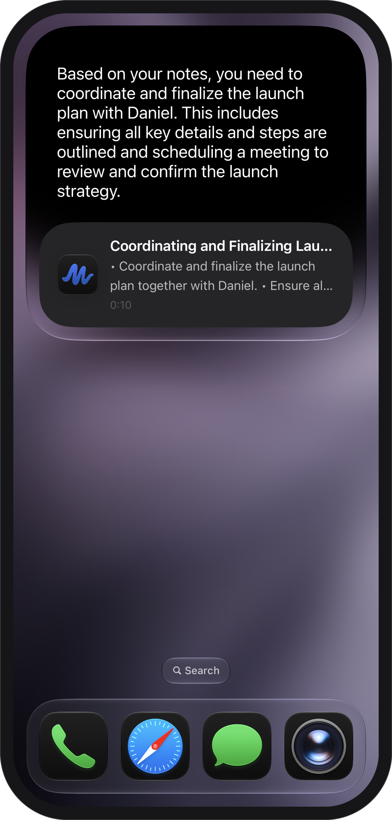 Siri AI on iPhone answering “Based on your notes, you need to coordinate and finalize the launch plan with Daniel”, with Memo’s card for the note under the answer, over the Home Screen.